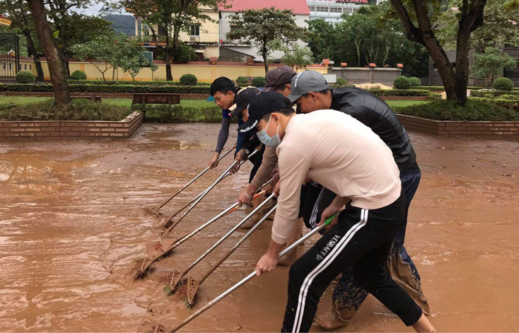  Đoàn Thanh niên huyện giúp các điểm trường tại xã Liên Trạch, thị trấn Phong Nha dọn vệ sinh các trường học để sớm đón học sinh đến trường.