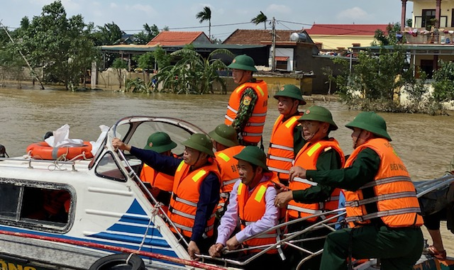 Đồng chí Bộ trưởng Bộ Nông nghiệp-PTNT Nguyễn Xuân Cường và đồng chí Chủ tịch UBND tỉnh Trần Công Thuật kiểm tra công tác PCLB tại huyện Lệ Thủy.