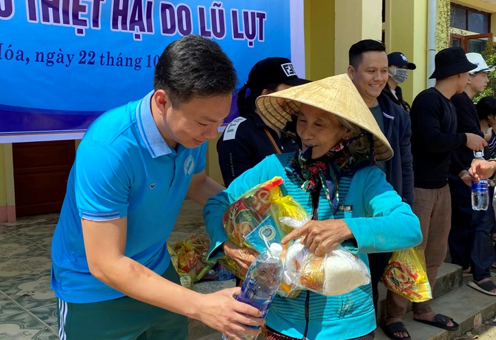 Các thành viên CLB Tình nguyện trẻ phối hỗ trợ cho người dân bị ngập lụt ở xã Ngư Hóa (huyện Tuyên Hóa).