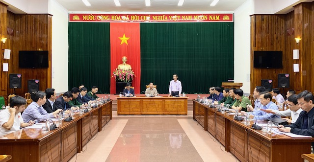 Đồng chí Chủ tịch UBND tỉnh Trần Công Thuật báo cáo tình hình mưa lũ trên địa bàn tỉnh.