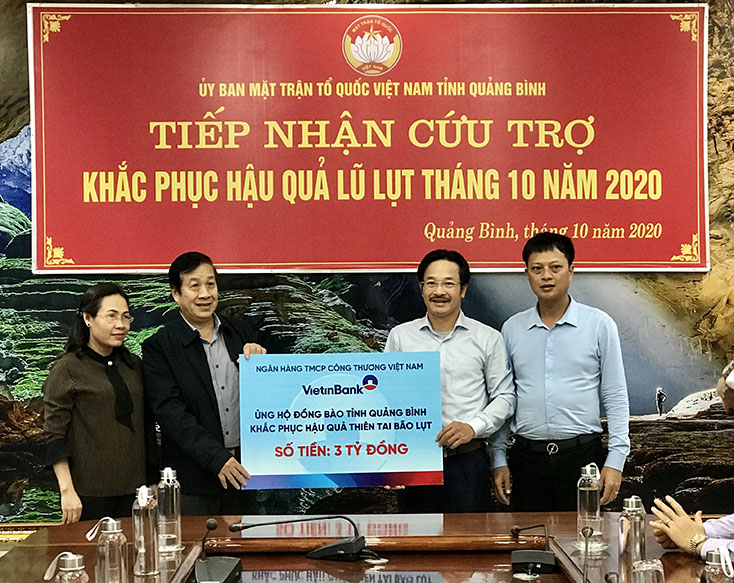 Đồng chí Phó Chủ tịch Thường trực UBND tỉnh Nguyễn Xuân Quang và đồng chí Chủ tịch Ủy ban MTTQVN tỉnh Phạm Thị Hân tiếp nhận số tiền ủng hộ 3 tỷ đồng từ Vietinbank 