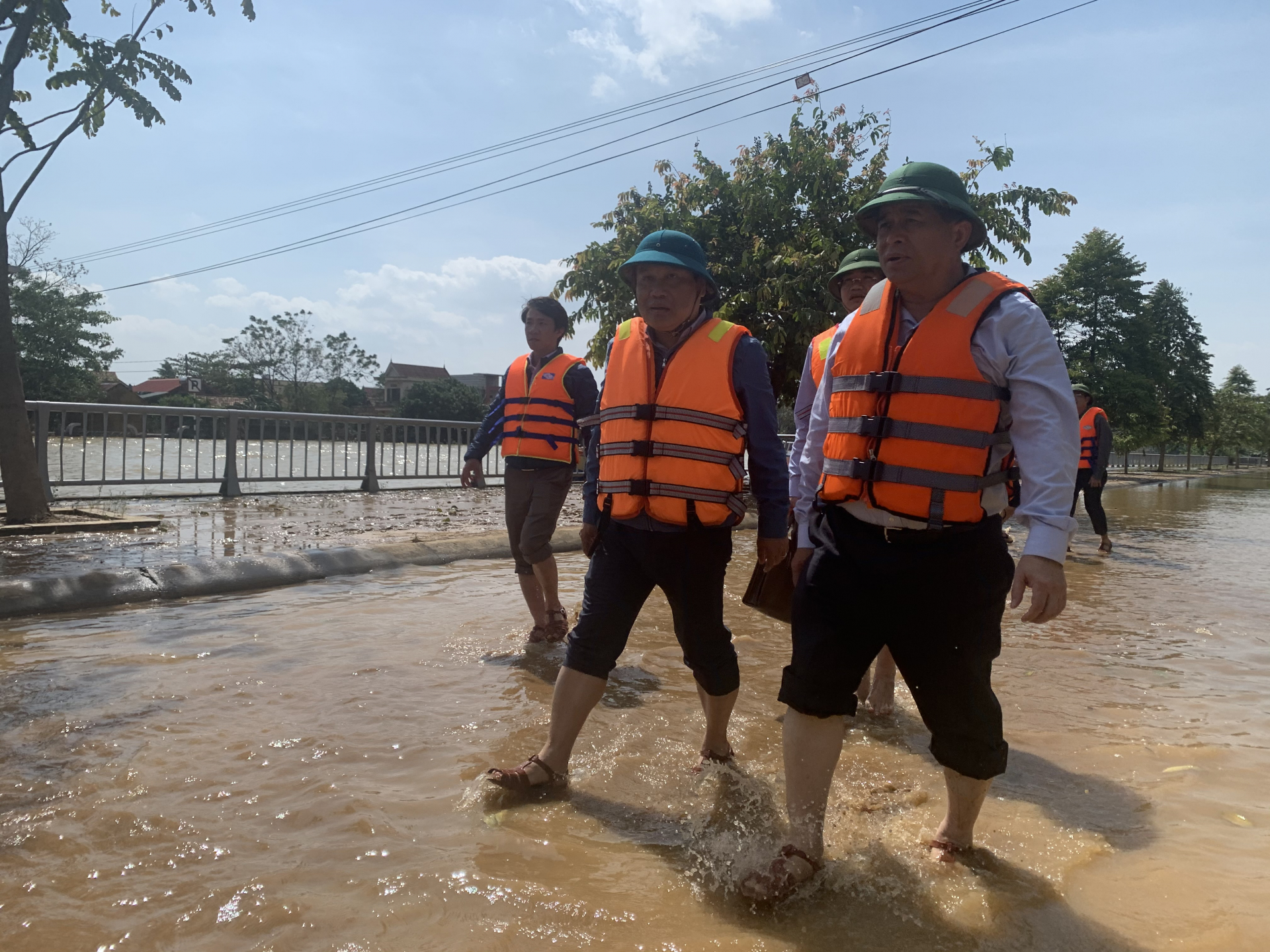 Đồng chí Bộ trưởng Bộ Kế hoạch và Đầu tư kiểm tra công tác khắc phục hậu quả mưa lũ tại xã An Thủy