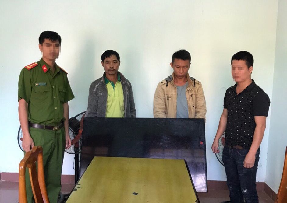 2 đối tượng Hoàng Văn Phú và Lê Phú Cam cùng tang vật vụ trộm.