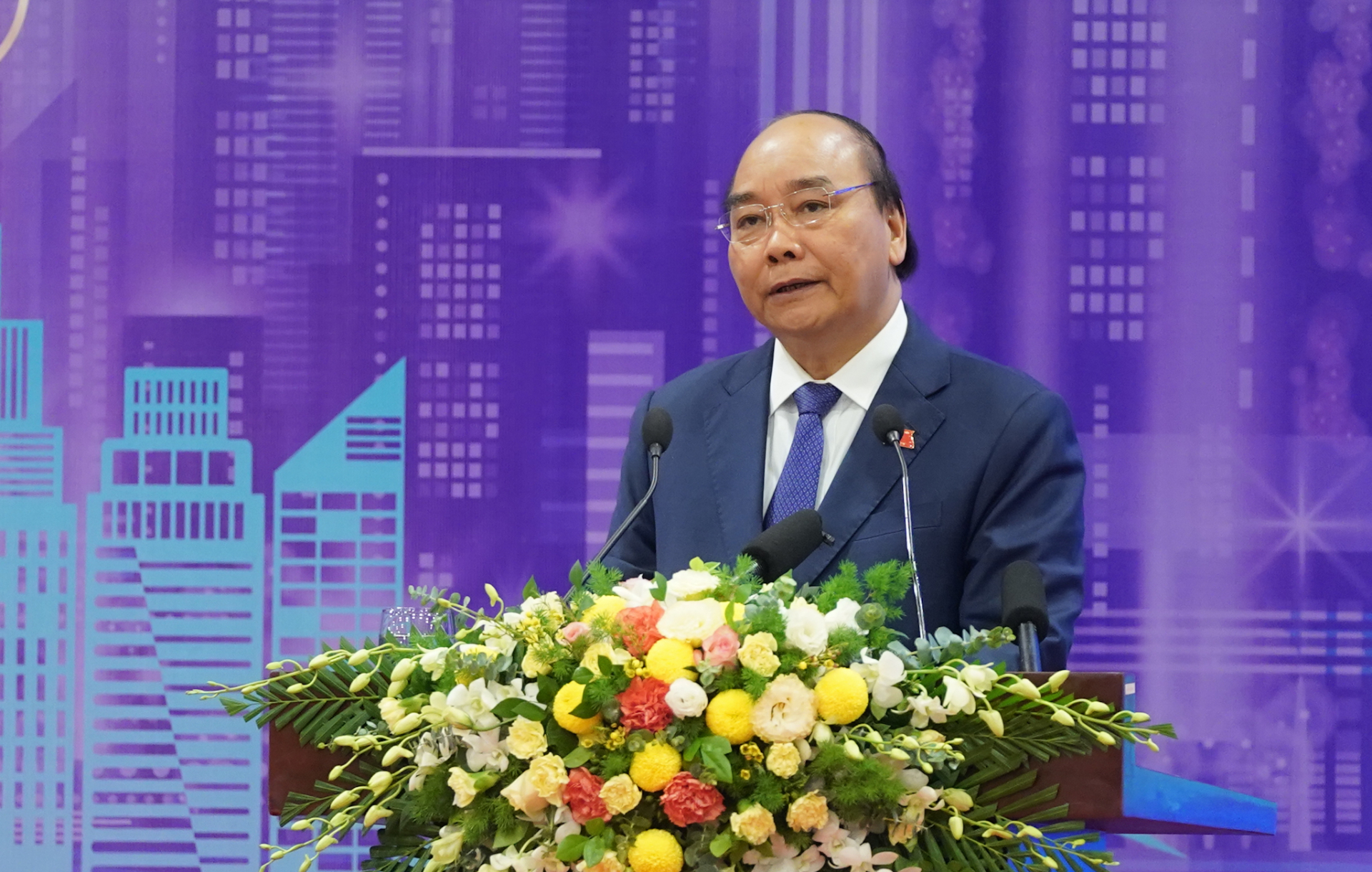  Thủ tướng Nguyễn Xuân Phúc nêu rõ, phát triển đô thị thông minh thực sự là một “cuộc chơi lớn”, trong đó cần có những “người cùng chơi” có “tầm nhìn” và “tiềm lực”. Ảnh: VGP/Quang Hiếu 