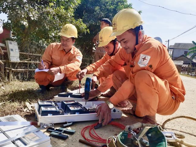 ...và hỗ trợ kiểm tra công tơ cho khách hàng bị ảnh hưởng do mưa lũ.