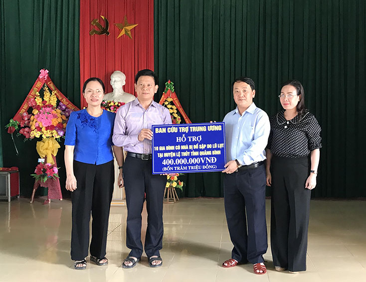 Đồng chí Phó Chủ tịch Ủy ban Trung ương MTTQVN Hầu A Lềnh trao hỗ trợ 400 triệu đồng xây dựng 10 nhà Đại đoàn kết cho các hộ dân tại huyện Lệ Thủy 