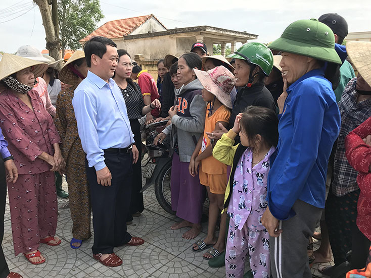 Đồng chí Phó Chủ tịch Ủy ban Trung ương MTTQVN Hầu A Lềnh và đồng chí Chủ tịch Ủy ban MTTQVN tỉnh Phạm Thị Hân thăm hỏi, chia sẻ khó khăn với nhân dân vùng lũ huyện Lệ Thủy