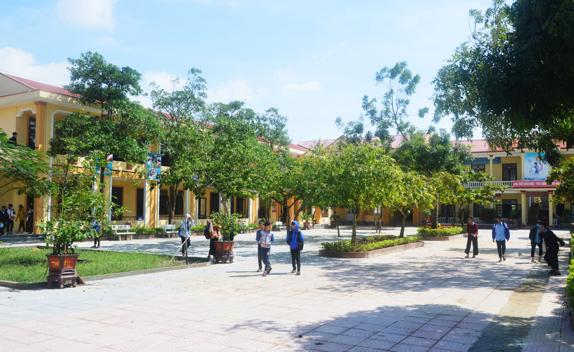  Học sinh Trường THCS Quảng Phong đi học trở lại vào sáng 22-10. 