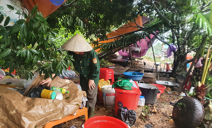 Người dân Ngư Hóa lên núi dựng lều bạt tránh lũ.