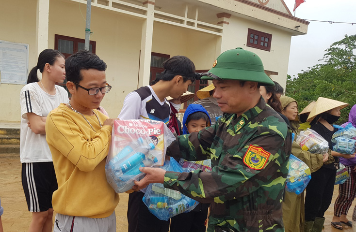Công tác cứu trợ cho người dân vùng lũ tiếp tục được thực hiện hết sức khẩn trương.