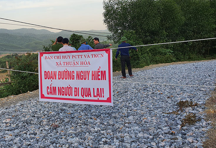 uyến đường đang thi công tại xã Thuận Hóa bị sạt lở nặng  