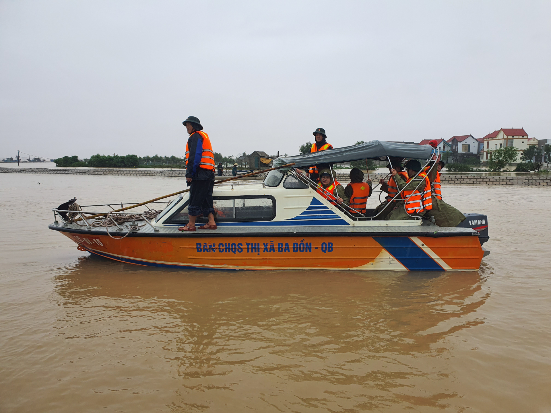   Thuyền cứu hộ đi vào vùng lũ, mang theo niềm hy vọng. 