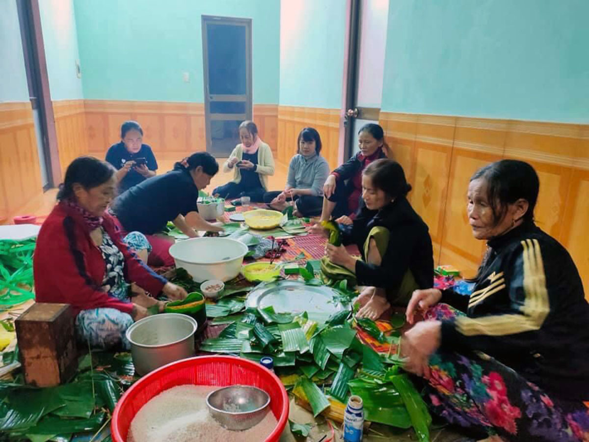    Gói bánh chưng tặng đồng bào vùng lũ.