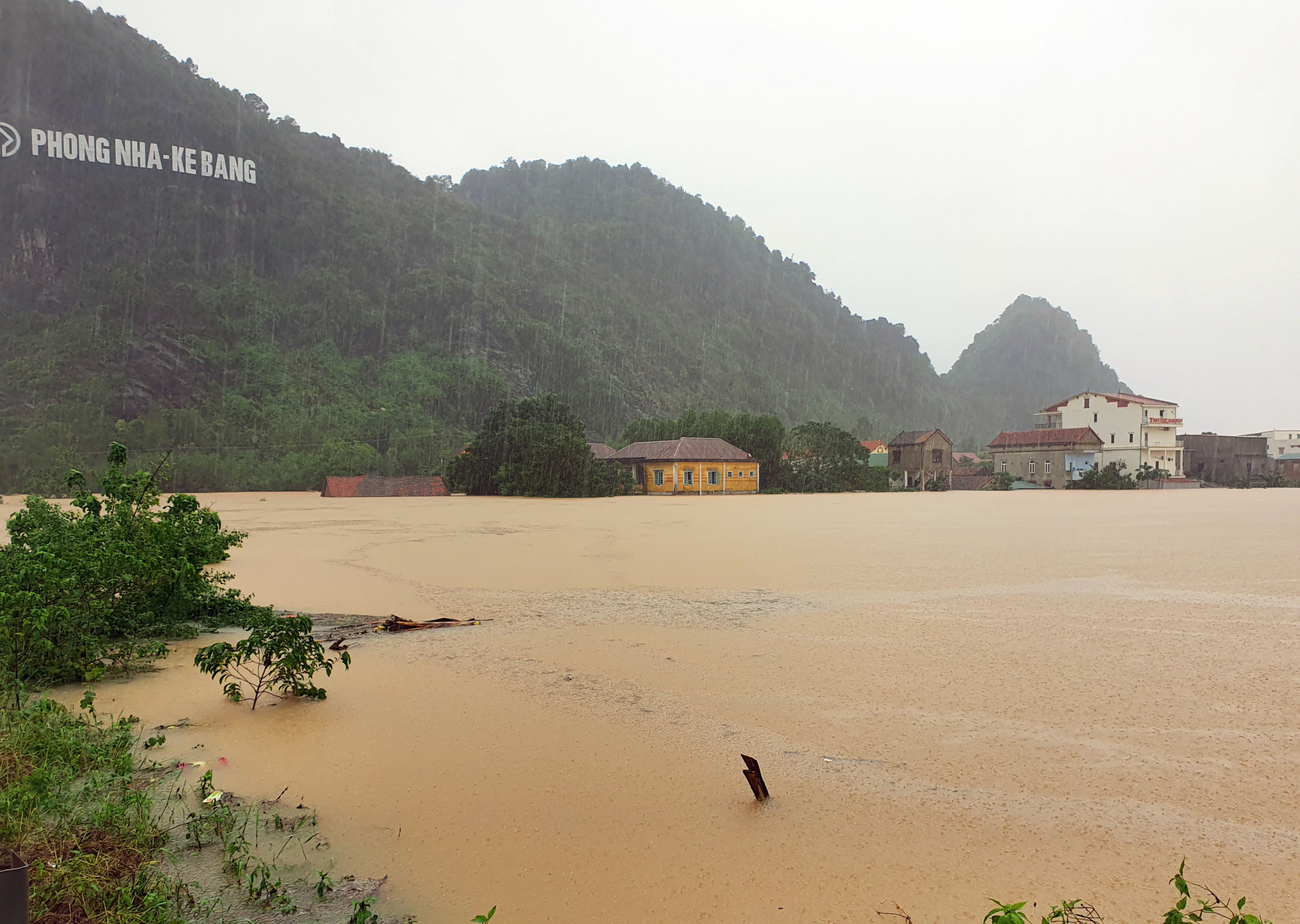 Phong Nha mùa lũ.