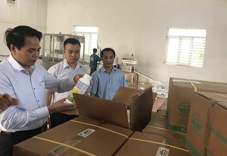 Ông Biền Văn Nga kiểm tra sản phẩm phân bón mới của Tổng Công ty Sông Gianh. 
