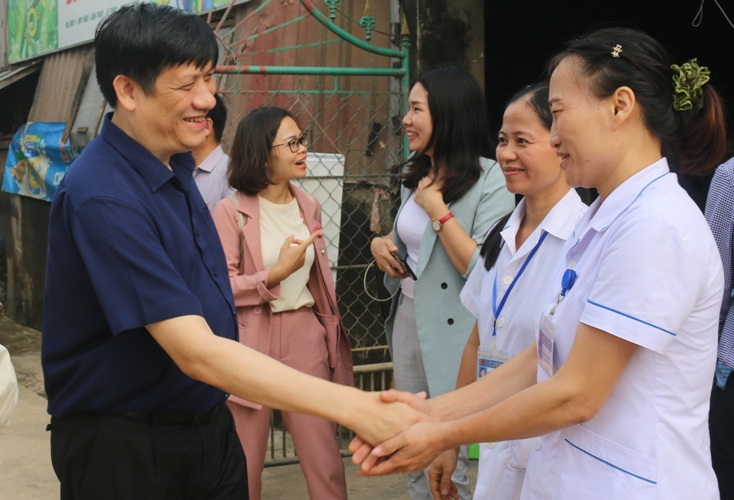 Động viên, chia sẻ với cán bộ Trạm y tế xã Liên Thủy