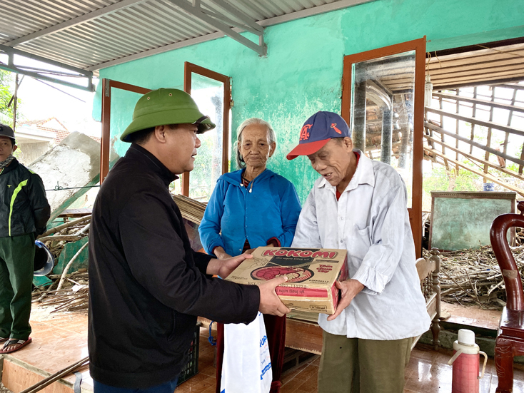 Đồng chí Phó Chủ tịch UBND tỉnh Trần Phong tặng quà, động viên người dân nỗ lực khắc phục hậu quả mưa lũ, ổn định đời sống.