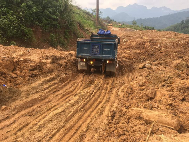 Nhiều tuyến đường giao thông ở khu vực miền núi hiện vẫn đang bị tắc đường.