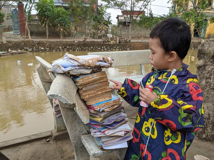 Sách vở và nhiều đồ dùng học tập của học sinh bị vùng lũ huyện Lệ Thủy bị cuốn trôi, ngập nước trong lũ