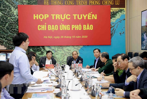 Đại diện các ngành chức năng báo cáo về tình hình, diễn biến cơn bão số 9. (Ảnh: Vũ Sinh/TTXVN)
