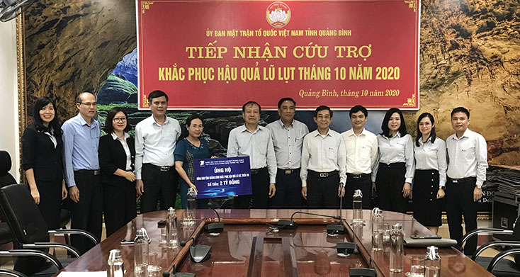 Đồng chí Phó Bí thư Thường trực Tỉnh ủy Trần Thắng và đồng chí Chủ tịch Ủy ban MTTQVN tỉnh Phạm Thị Hân tiếp nhận số tiền ủng hộ từ đoàn công tác