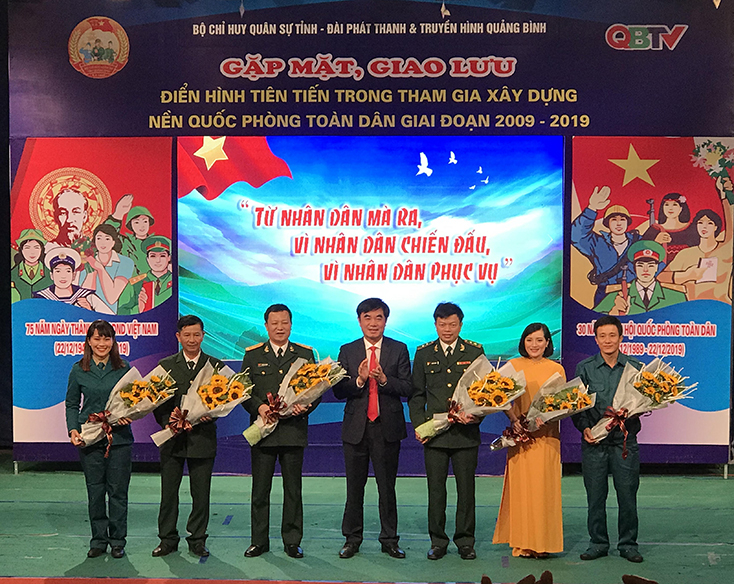Đại diện lãnh đạo tỉnh biểu dương các tập thể, cá nhân tại buổi gặp mặt, giao lưu điển hình tiên tiến trong tham gia xây dựng nền quốc phòng toàn dân của tỉnh. 