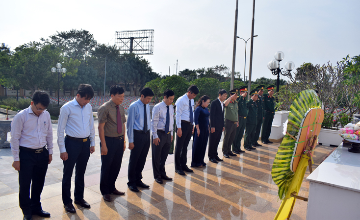 Đoàn đại biểu Tỉnh uỷ, HĐND, UBND, Ủy ban MTTQVN tỉnh kính cẩn dành một phút mặc niệm tri ân sâu sắc các anh hùng liệt sỹ đã ngã xuống vì đất nước tại Nghĩa trang Liệt sỹ Ba Dốc .