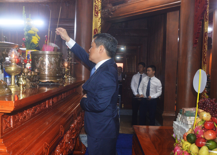 Đồng chí Bí thư Tỉnh ủy Vũ Đại Thắng dâng hương tại Đền thờ Bác Hồ và các anh hùng liệt sỹ tỉnh