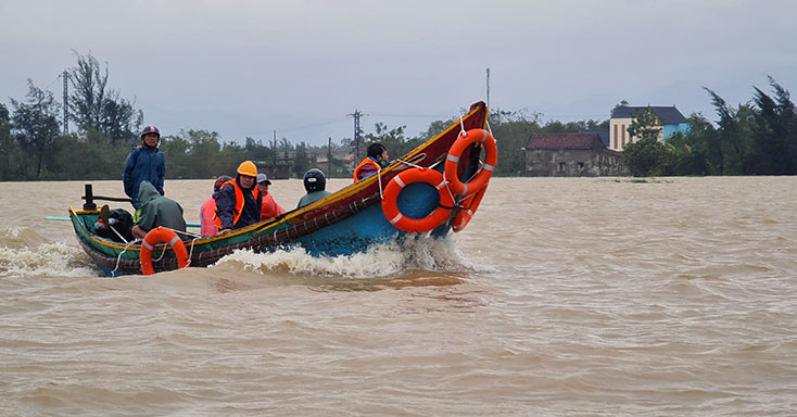 Những con thuyền cứu hộ của nhân dân hướng về tâm lũ
