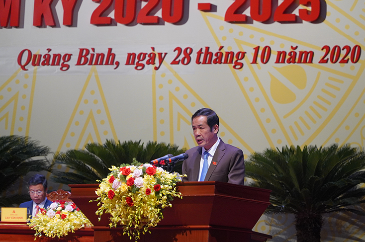 Đồng chí Trần Công Thuật, Phó Bí thư Tỉnh uỷ, Chủ tịch UBND tỉnh trình bày Báo cáo kiểm điểm của ban chấp hành Đảng bộ tỉnh khoá XVI, nhiệm kỳ 2015-2020. Ảnh: Nguyễn Hoàng
