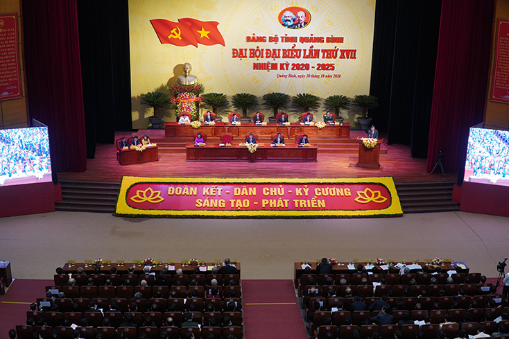 Do diễn biến phức tạp của bão, mưa lũ nên Đại hội Đảng bộ tỉnh Quảng Bình lần thứ XVII đã cắt gọn nhiều nội dung, chỉ diễn ra trong một ngày để tập trung cho công tác lãnh đạo ứng phó với mưa lũ. Ảnh: Tiến Hành