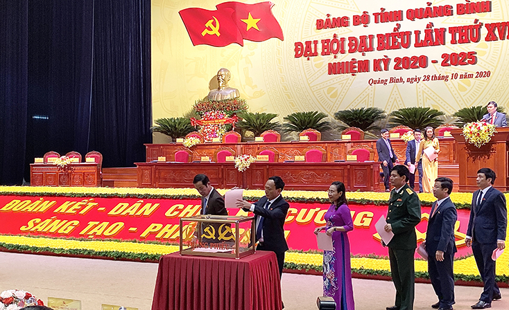 Các đại biểu tiến hành bỏ phiếu bầu Ban chấp hành Đảng bộ tỉnh khoá XVII, nhiệm kỳ 2020-2025. Ảnh: Nguyễn Hoàng