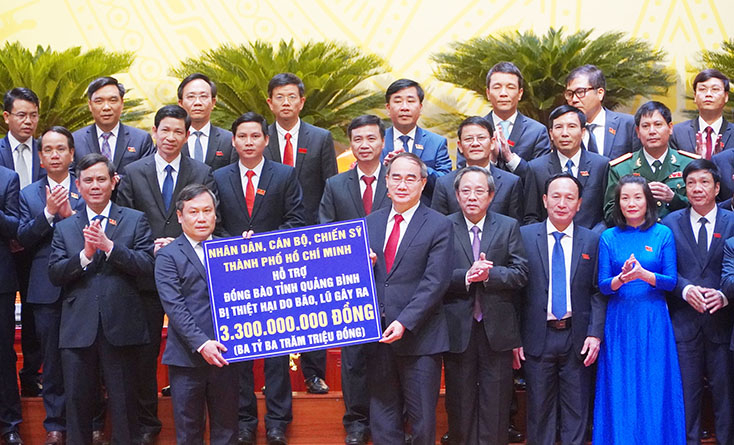 Đồng chí Ủy viên Bộ Chính trị Nguyễn Thiện Nhân trao 3.300 triệu đồng hỗ trợ nhân dân Quảng Bình bị thiệt hại do mưa lũ (ảnh: Tiến Hành)