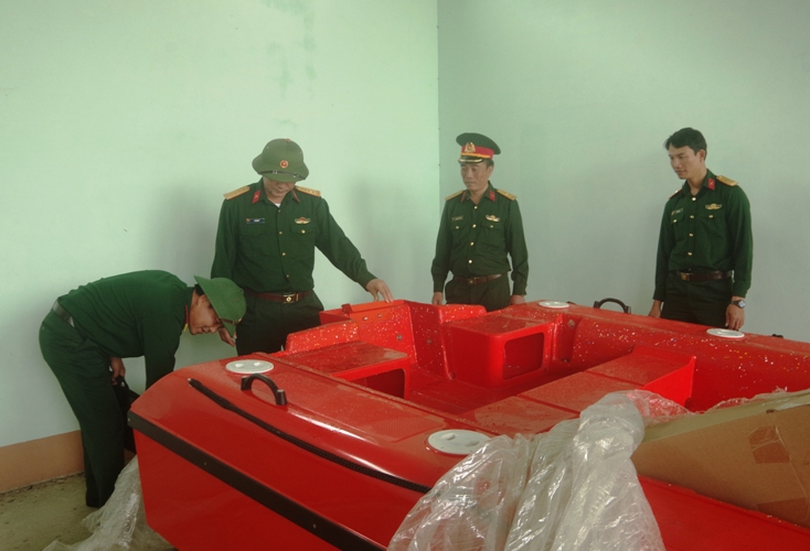Kiểm tra phương tiện kỹ thuật tại Trung đội Công binh.