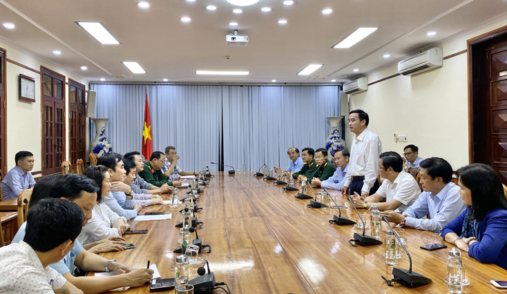 Đồng chí Lê Trung Chinh, Phó Chủ tịch Thường trực UBND thành phố Đà Nẵng phát biểu chia sẻ với những khó khăn do mưa lũ của tỉnh Quảng Bình.
