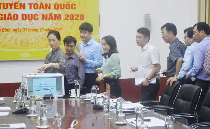 Cácđại biểu dự hội nghị tham gia quyên góp ủng hộ học sinh miền Trung bị thiệt hại do bão lụt.