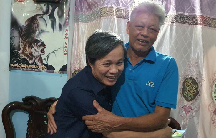 PGS.TS Ngô Văn Minh gặp gỡ gia đình liệt sĩ Trần Quốc Trị tại xã Đồng Trạch.