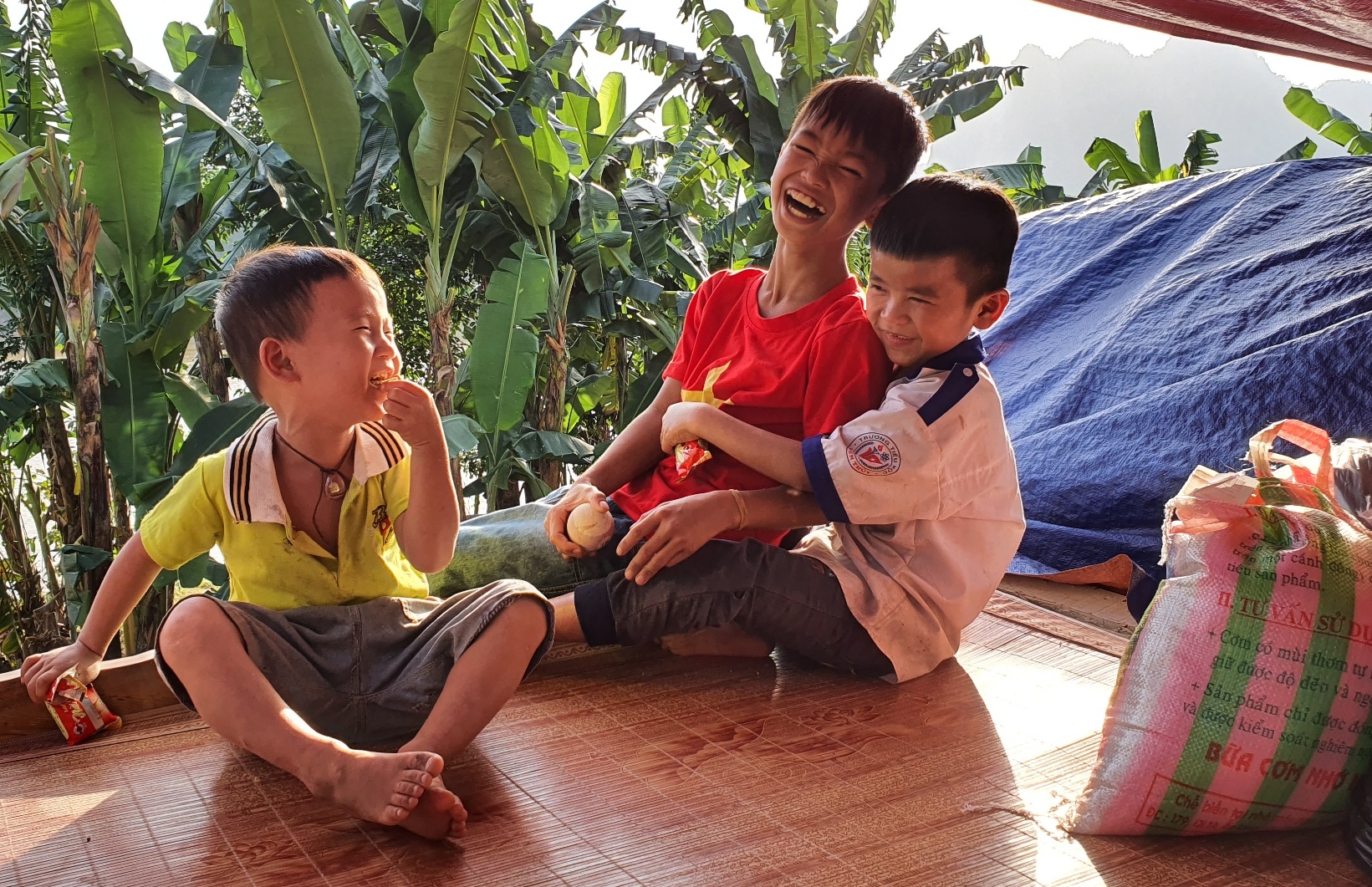  Nụ cười của trẻ em vùng lũ. Ảnh: Diệp Đồng