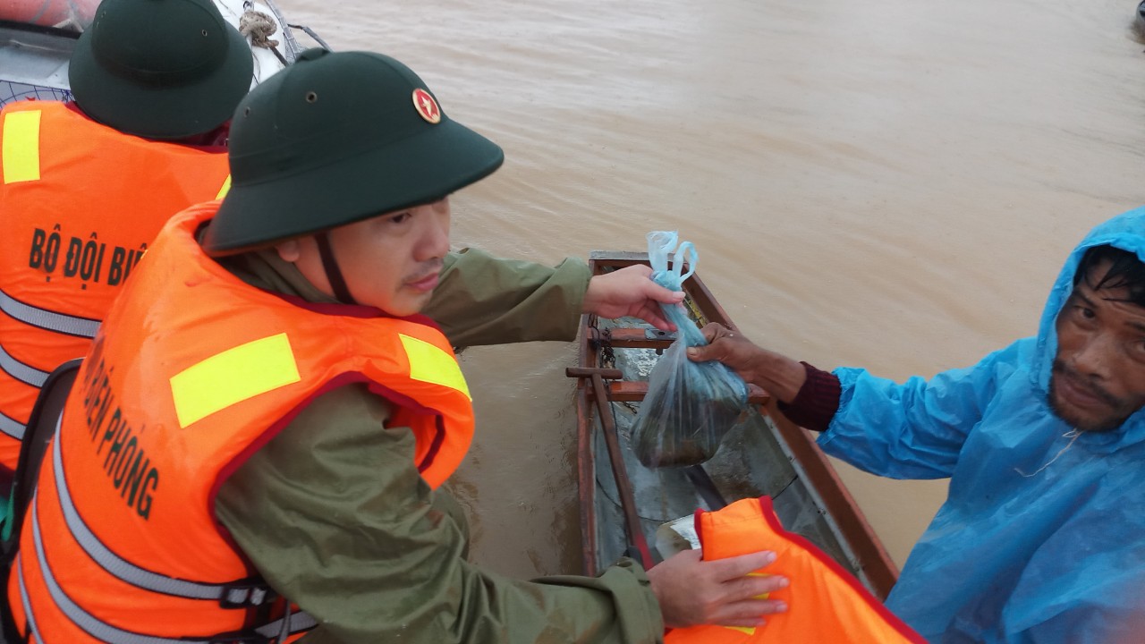    Tiếp tế lương thực cho người dân.