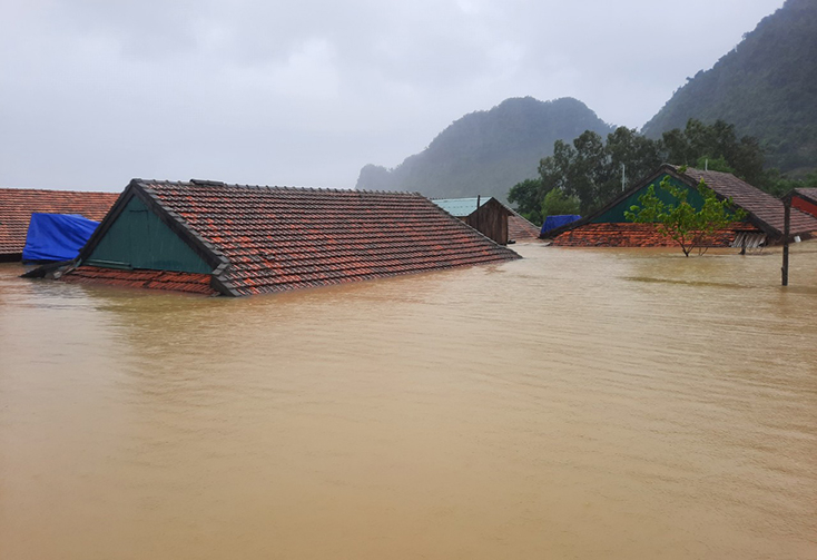 Ngập lụt trên diện rộng, khiến việc cứu hộ từ bên ngoài rất khó khăn. Ảnh: Phan Phương