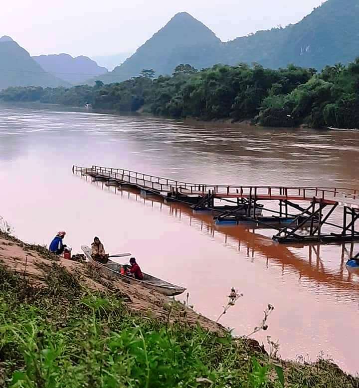 Khi có mưa lớn, nước trên thượng nguồn chảy về, làng bị chia cắt với các vùng lân cận.