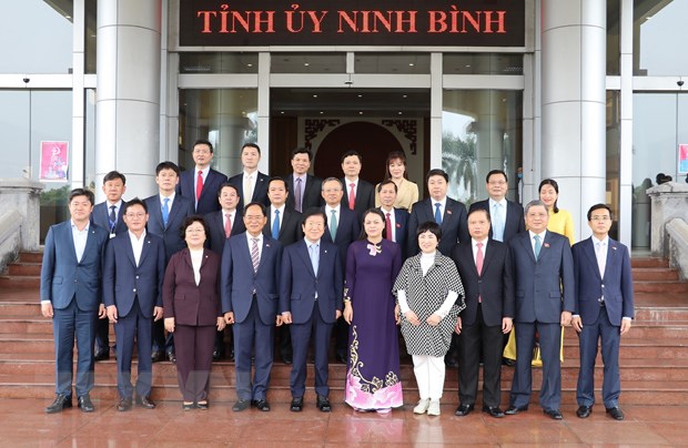 Đoàn đại biểu cấp cao Quốc hội Hàn Quốc chụp ảnh lưu niệm cùng các lãnh đạo chủ chốt tỉnh Ninh Bình. (Ảnh: Đức Phương/TTXVN)