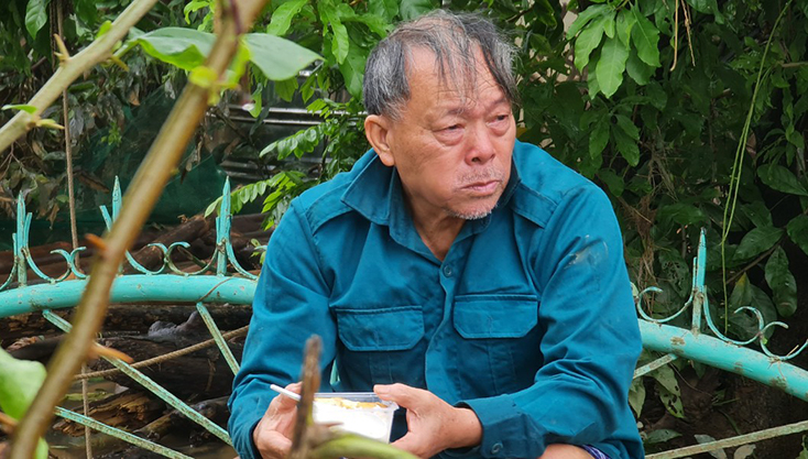  Cụ già vùng lũ đã bật khóc khi nhận được hộp cơm nóng từ cộng đồng.