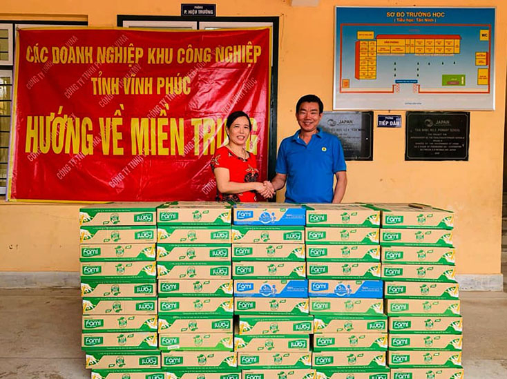 Công đoàn Khu công nghiệp tỉnh Long An trao quà cho Trường Tiểu học Tân Ninh, Quảng Ninh