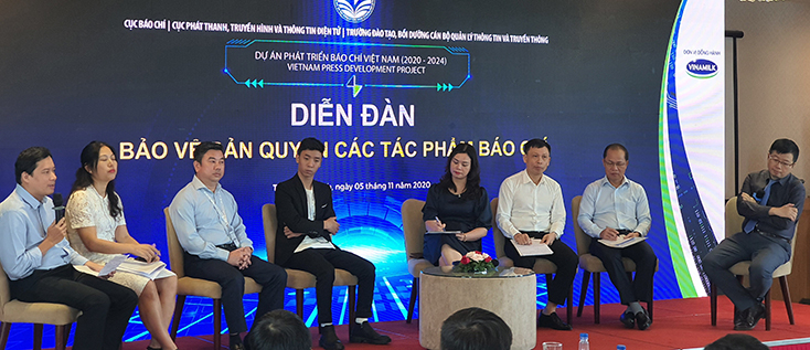 Các đại biểu thảo luận tại diễn đàn