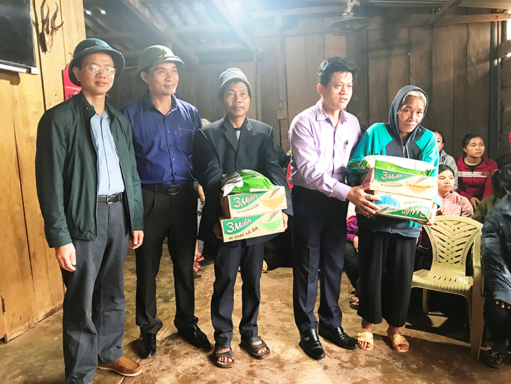 Đồng chí Lê Văn Bảo, Ủy viên Ban Thường vụ, Trưởng Ban Dân vận Tỉnh uỷ tặng quà cho bà con dân bản