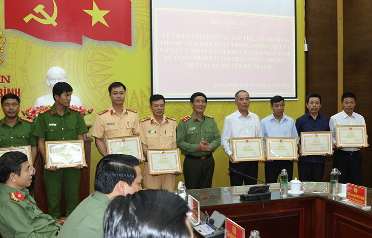 Đại diện lãnh đạo Cục X0, Bộ Công an trao Bằng khen của Bộ Công an cho các cá nhân có thành tích xuất sắc trong công tác cứu hộ, cứu nạn.