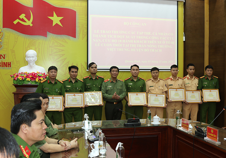 Lãnh đạo Cục X03, Bộ Công an trao Bằng khen của Bộ Công an đối với các cá nhân có thành tích xuất sắc trong công tác cứu hộ, cứu nạn trong mưa lũ vừa qua.