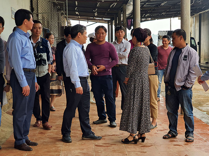 Đồng chí Bí thư Tỉnh ủy Vũ Đại Thắng trao đổi với đại diện các doanh nghiệp