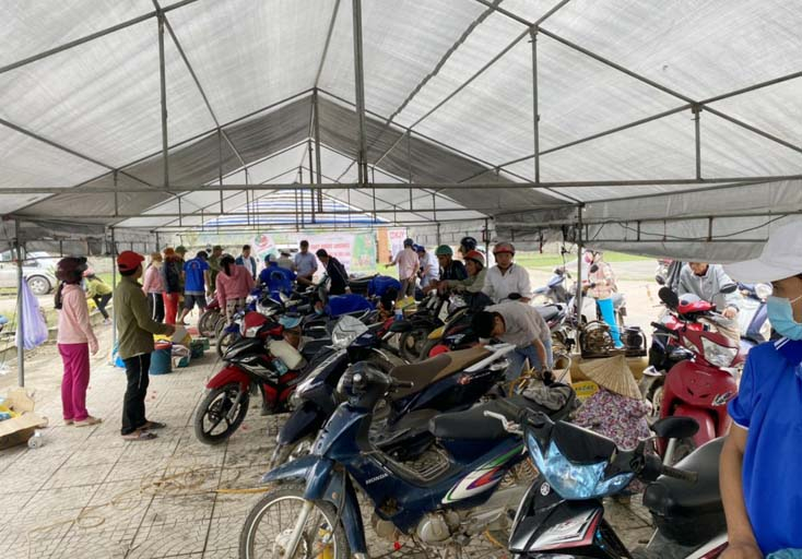 Rất đông người dân đưa mô tô, xe máy đến để được hỗ trợ